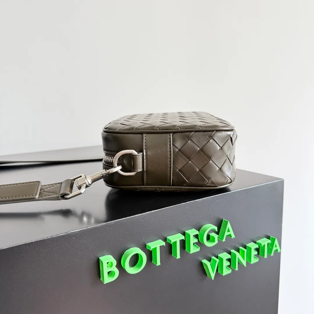 Batch 1820 BOTTEGA VENETA small INTRECCIATO woven camera bag This bv classic camera bag is a further evolution of classic woven technology, combining practicality and fashion, perfectly meeting multi-purpose needs! Classic leather handmade. Lightweight and large capacity. The shoulder strap is removable and adjustable. In addition to being worn cross-body, it can also be placed in the suitcase as a toiletry bag. It is very convenient for daily storage and classification. It also has hanging accessories to show your personality. No matter how complicated the world is, as long as you have a bag with you, everything will become better. Style number: 755923 Size: 24.5*15*6cm